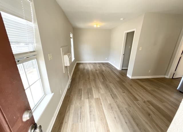 1-bedroom rental at 510 S Pine St Unit 1 in San Antonio, TX — photo 2