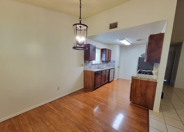 rental at 189  Meadowland in Universal City, TX — photo 3