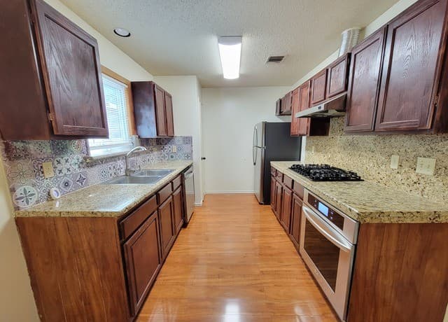 rental at 189  Meadowland in Universal City, TX — photo 4