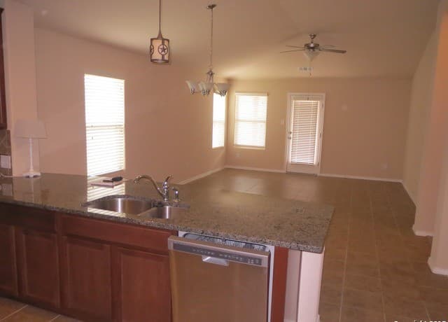 rental at 10438  Bulwark Peak in Converse, TX — photo 4