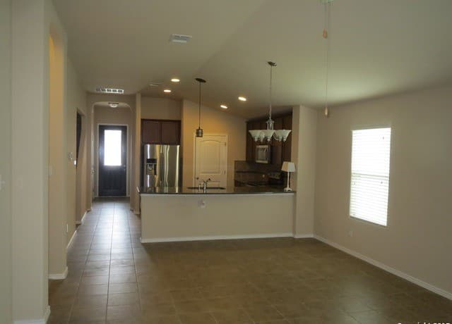 rental at 10438  Bulwark Peak in Converse, TX — photo 5