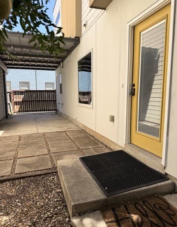 rental at 714 N Cherry St in San Antonio, TX — photo 2