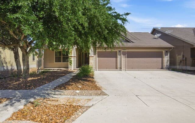 rental at 821  Wall St in New Braunfels, TX — photo 2