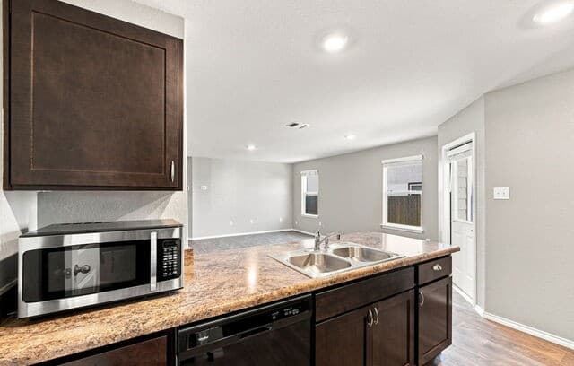 rental at 8111  Autares Sq in San Antonio, TX — photo 4