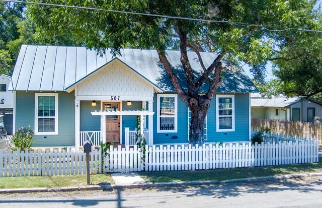 rental at 507  High St in Comfort, TX — photo 2