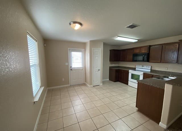 rental at 6119  Luckey Run in San Antonio, TX — photo 5