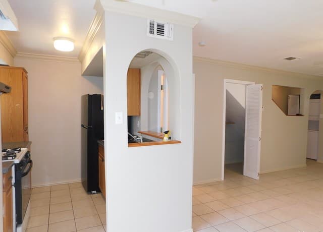 rental at 7322  Oak Manor Dr Unit 24 in San Antonio, TX — photo 4
