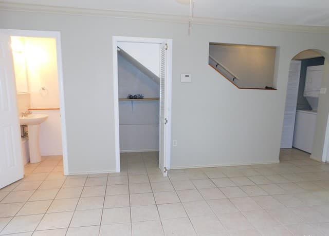 rental at 7322  Oak Manor Dr Unit 24 in San Antonio, TX — photo 5