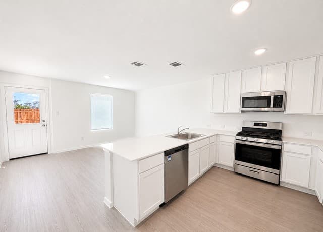 rental at 6506  Dali Bnd in San Antonio, TX — photo 2
