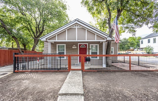 rental at 1202 N Center in San Antonio TX