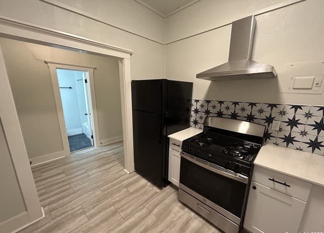 1-bedroom rental at 407 E Locust St Unit 4 in San Antonio, TX — photo 1