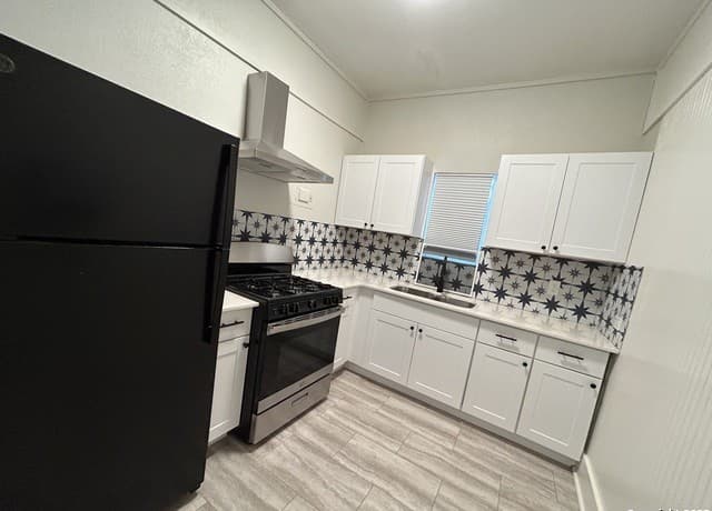 1-bedroom rental at 407 E Locust St Unit 4 in San Antonio, TX — photo 2