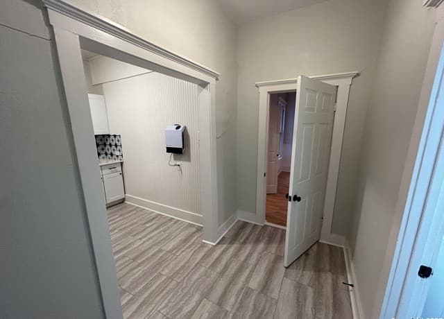 1-bedroom rental at 407 E Locust St Unit 4 in San Antonio, TX — photo 3