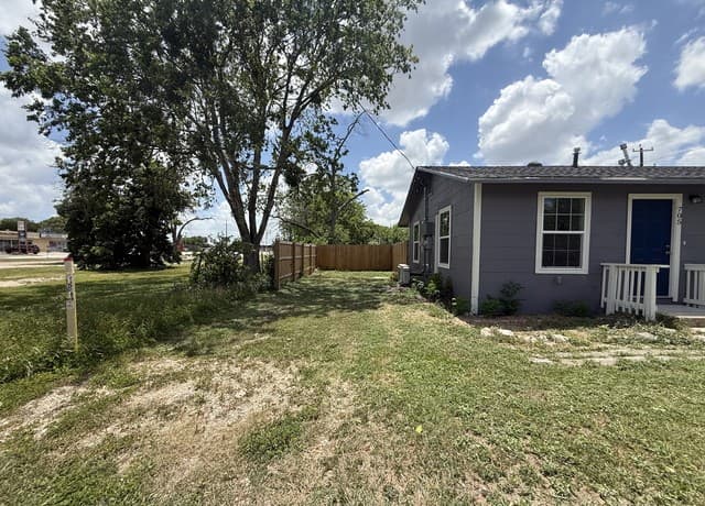 1-bedroom rental at 705 Crockett Dr in Universal City, TX — photo 2
