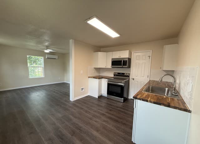 1-bedroom rental at 705 Crockett Dr in Universal City, TX — photo 4