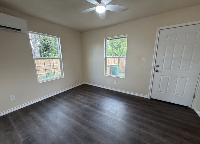 1-bedroom rental at 705 Crockett Dr in Universal City, TX — photo 5