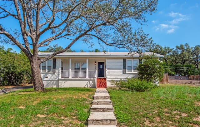 rental at 313 Lilac Ln in Terrell Hills TX