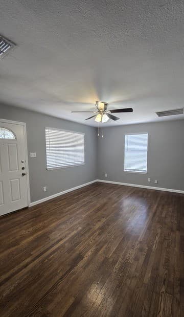 rental at 302 W Southcross in San Antonio, TX — photo 2