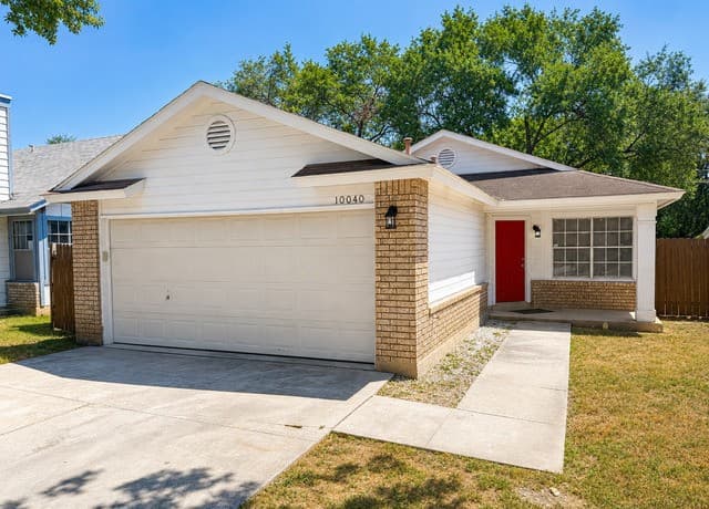 rental at 10040  Woodtrail in San Antonio TX