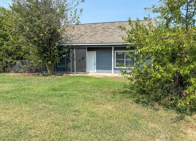 2-bedroom rental at 1185 Koehler in Marion, TX — photo 4