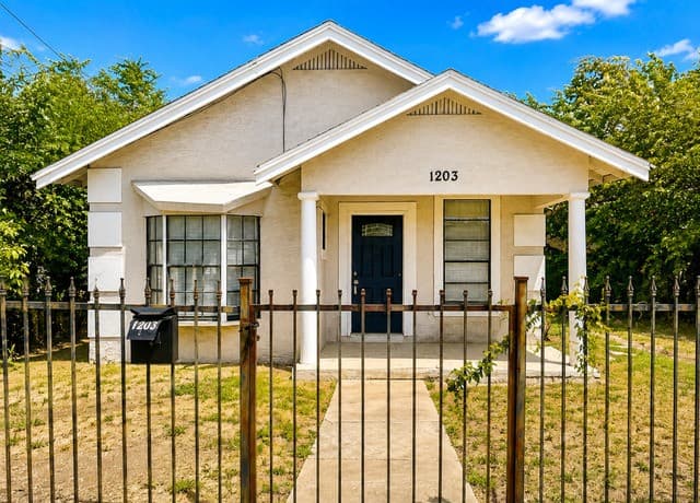 rental at 1203  Lamar St in San Antonio TX
