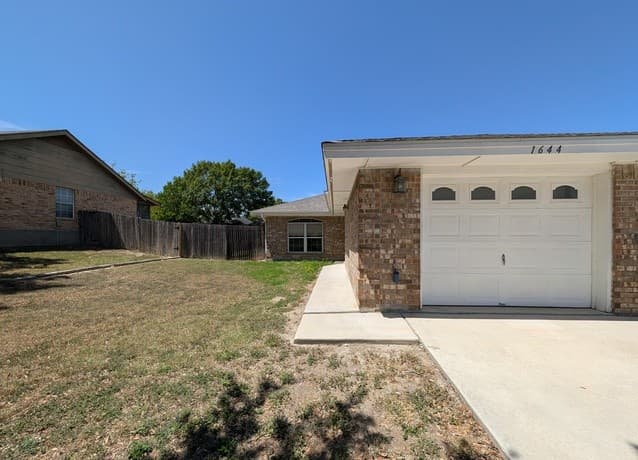 rental at 1644 W County Line Rd in New Braunfels TX