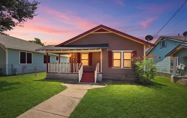 2-bedroom rental at 506 E Whittier St in San Antonio, TX — photo 1