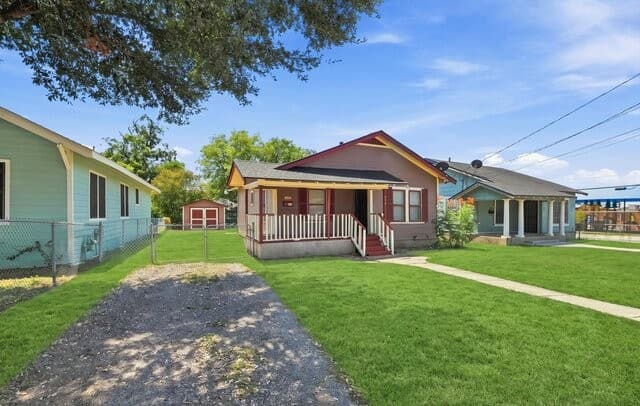 2-bedroom rental at 506 E Whittier St in San Antonio, TX — photo 2