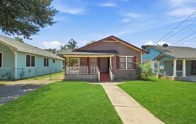 2-bedroom rental at 506 E Whittier St in San Antonio, TX — photo 3