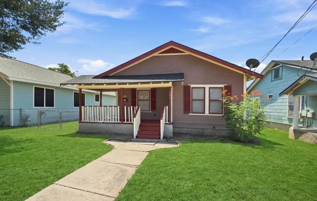 2-bedroom rental at 506 E Whittier St in San Antonio, TX — photo 4