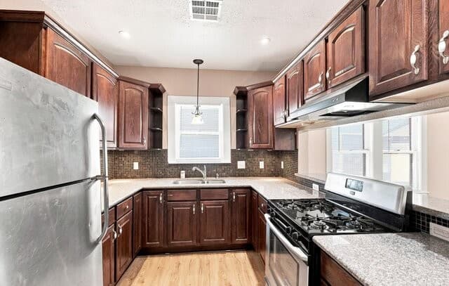 2-bedroom rental at 506 E Whittier St in San Antonio, TX — photo 5