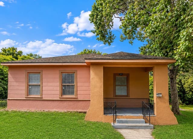 rental at 1023 W French Pl in San Antonio TX