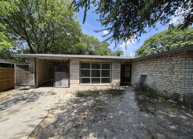 rental at 807  Weizmann St in San Antonio TX