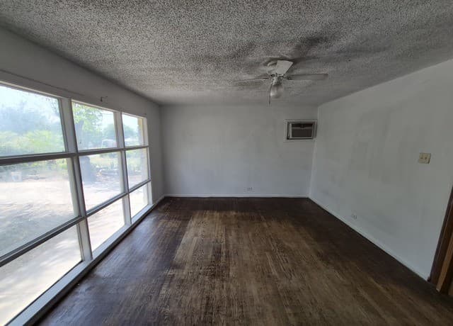 rental at 807  Weizmann St in San Antonio, TX — photo 2