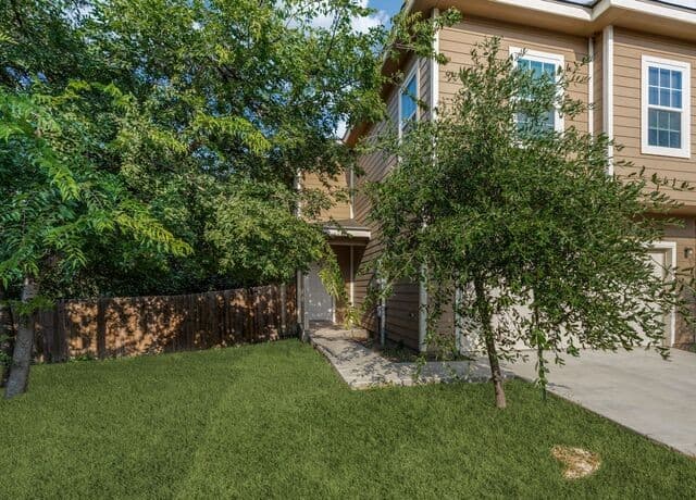 rental at 11  Oak Plz in San Antonio TX