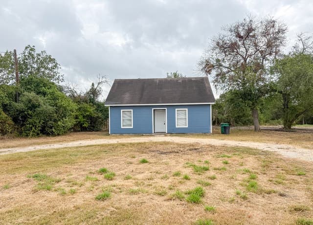 2-bedroom rental at 300 Schmucks Rd in New Braunfels, TX — photo 1