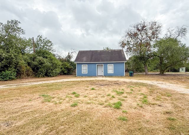 2-bedroom rental at 300 Schmucks Rd in New Braunfels, TX — photo 2