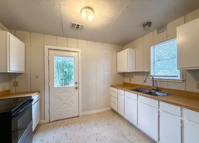 2-bedroom rental at 300 Schmucks Rd in New Braunfels, TX — photo 3