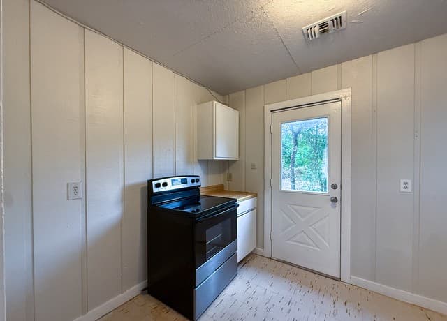 2-bedroom rental at 300 Schmucks Rd in New Braunfels, TX — photo 5