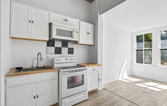 rental at 2106  Saunders Unit B in San Antonio, TX — photo 3