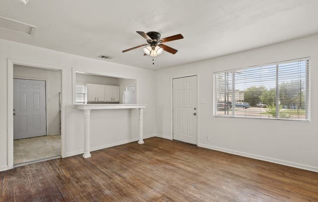 2-bedroom rental at 757 Avondale Ave in San Antonio, TX — photo 5
