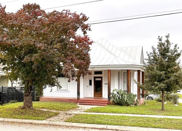 rental at 902 N Pine St in San Antonio TX