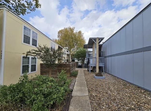 rental at 1305  E Mulberry Ave Unit 4 in San Antonio, TX — photo 1