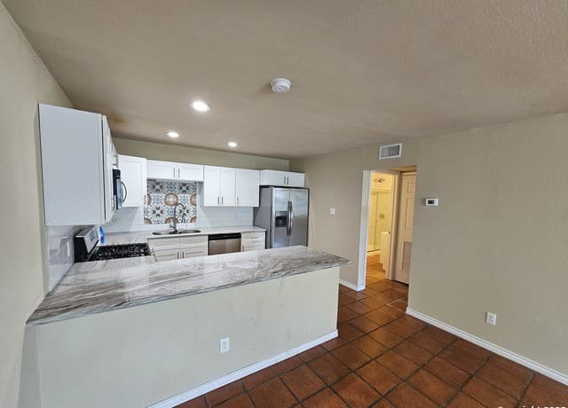 rental at 1305  E Mulberry Ave Unit 4 in San Antonio, TX — photo 4