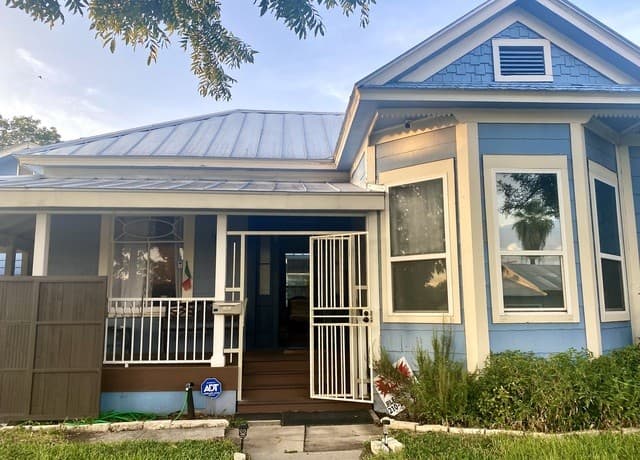 rental at 609 W Agarita Ave in San Antonio TX