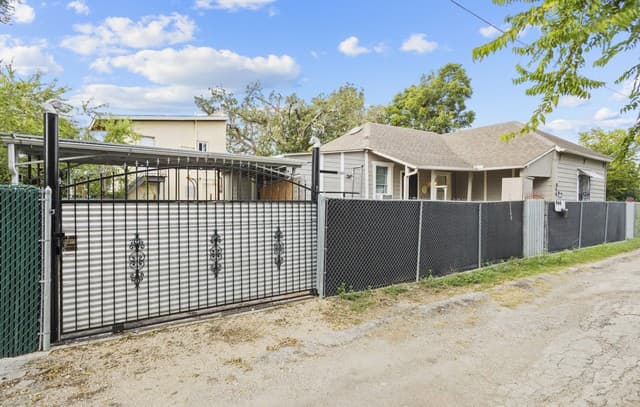 rental at 944  Briscoe Aly in San Antonio TX