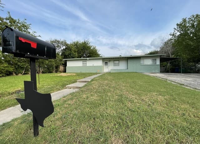 rental at 130  Ashford Dr in San Antonio, TX — photo 2