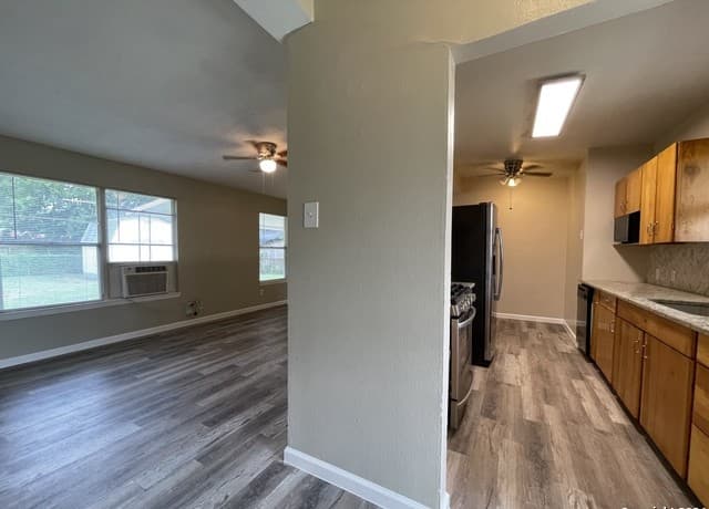 rental at 130  Ashford Dr in San Antonio, TX — photo 5