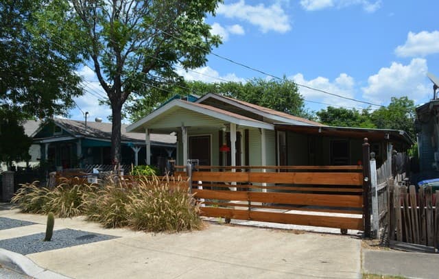 rental at 216 N Pinto St in San Antonio, TX — photo 1