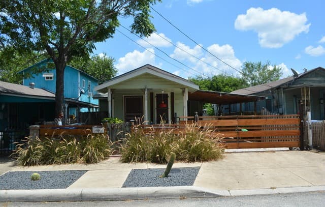 rental at 216 N Pinto St in San Antonio, TX — photo 2